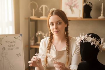 Artesana creando tocados personalizados para novias de 2026 2027